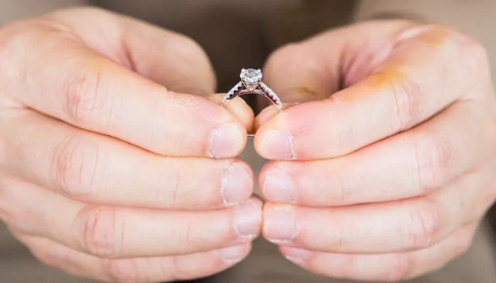 How to tell if a diamond ring is real? How to tell if your ring is real