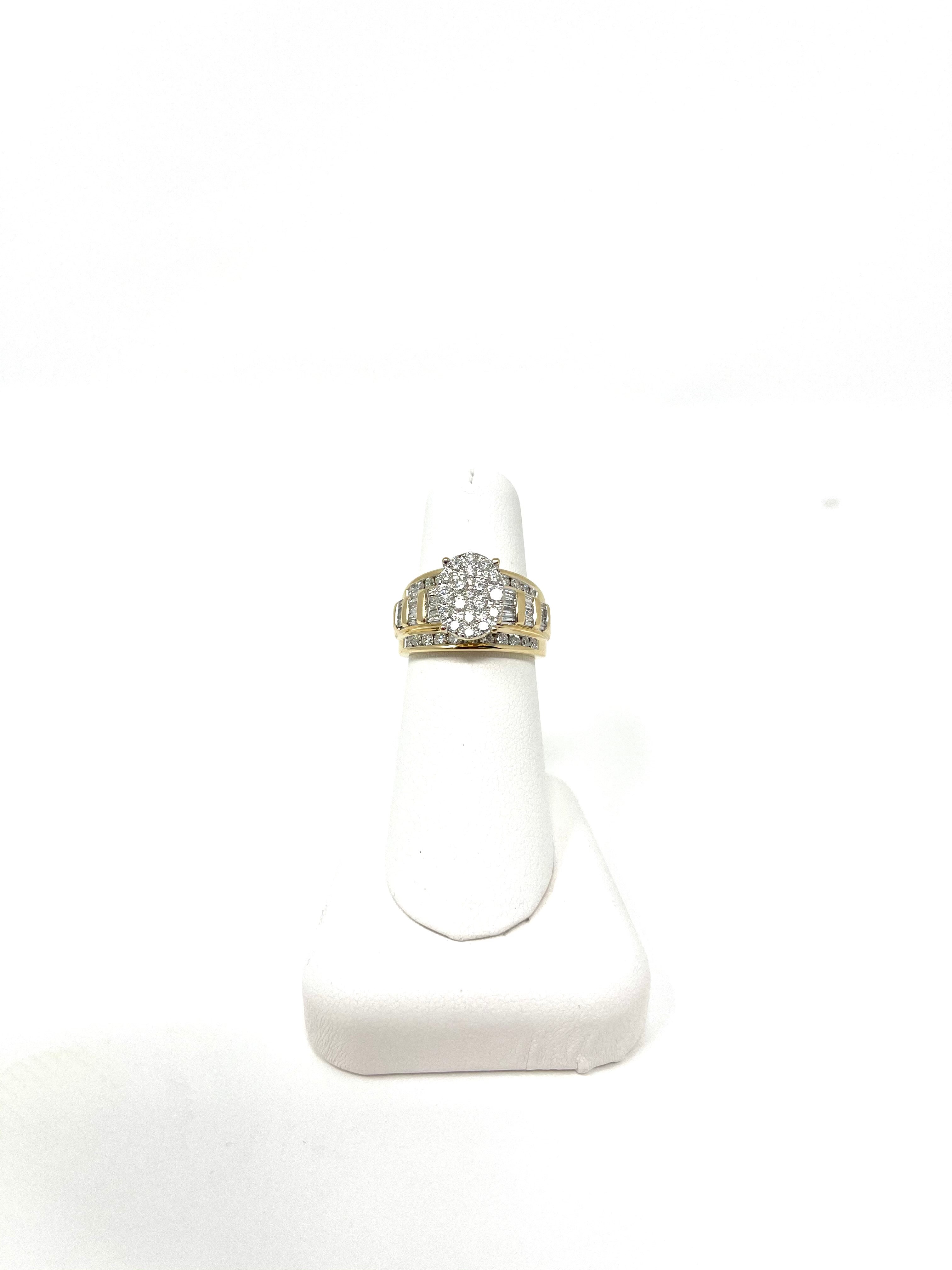 Anillo de compromiso de boda nupcial de racimo de diamantes redondos de oro amarillo de 10Q 2 