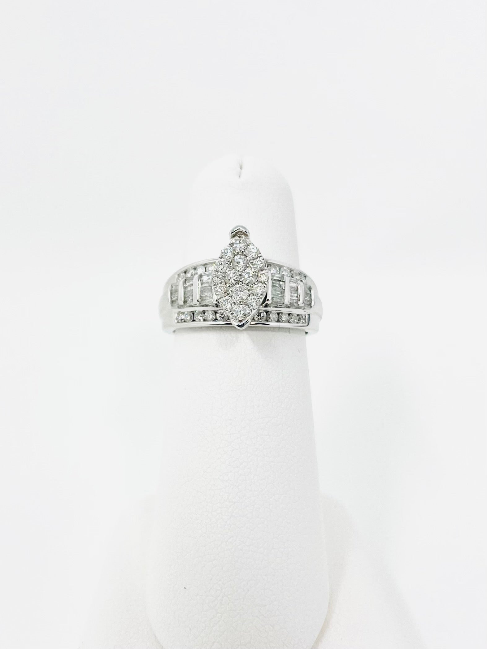 Anillo de compromiso de boda nupcial con racimo de diamantes de talla marquesa de oro blanco de 10 quilates 2 