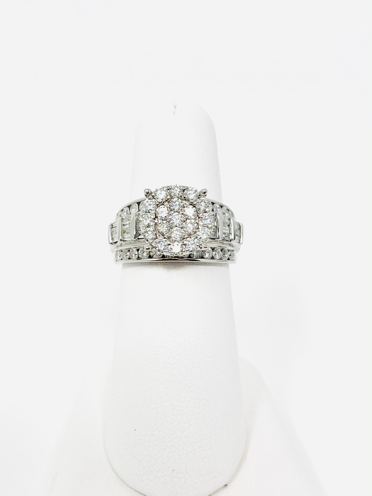 Anillo de compromiso de boda nupcial con racimo de diamantes redondos de oro blanco de 10 quilates 1.5 