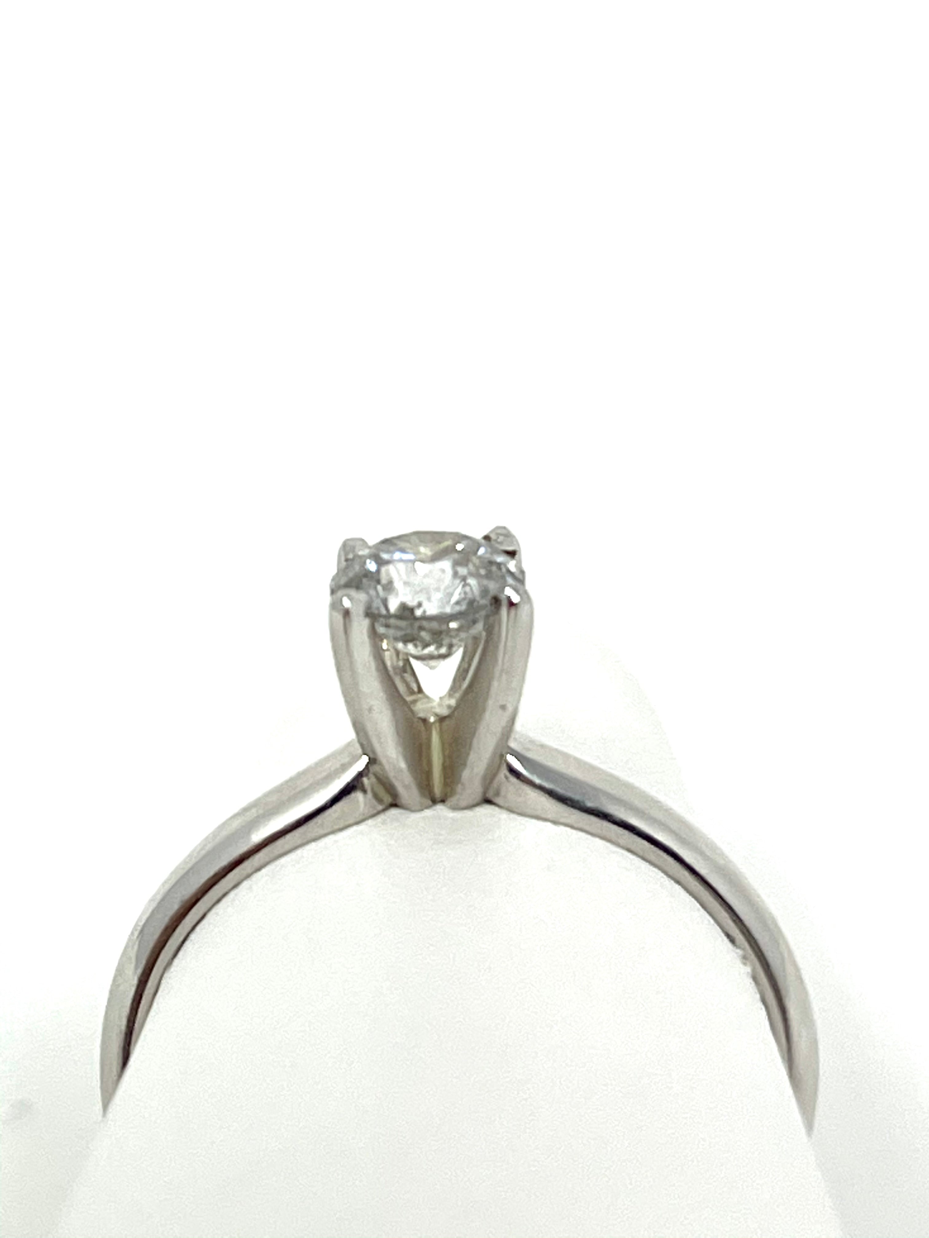 Anillo de compromiso de boda con diamante solitario de 0,25 quilates de oro blanco de 14 quilates 